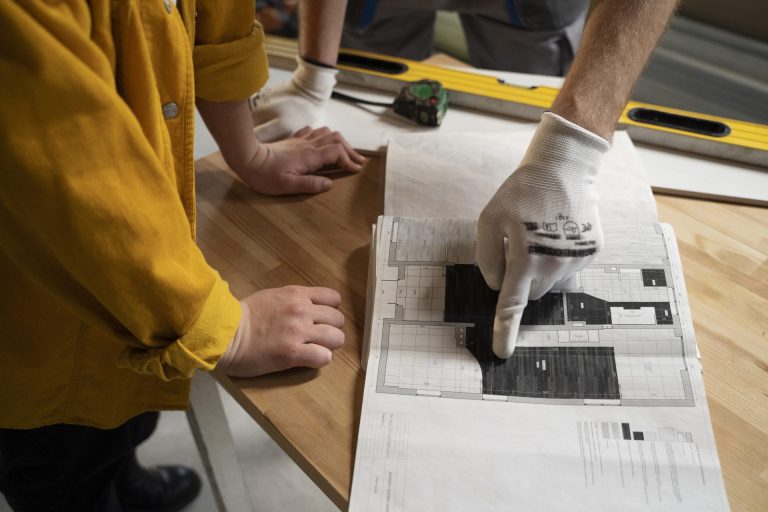 renovation le prestataire montre un plan